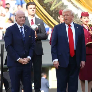 FIFA-Präsident Gianni Infantino (l.) zusammen mit Donald Trump (2.v.l) und Chelsea-Boss Boehly bei der Verleihung des Pokals der Klub-WM