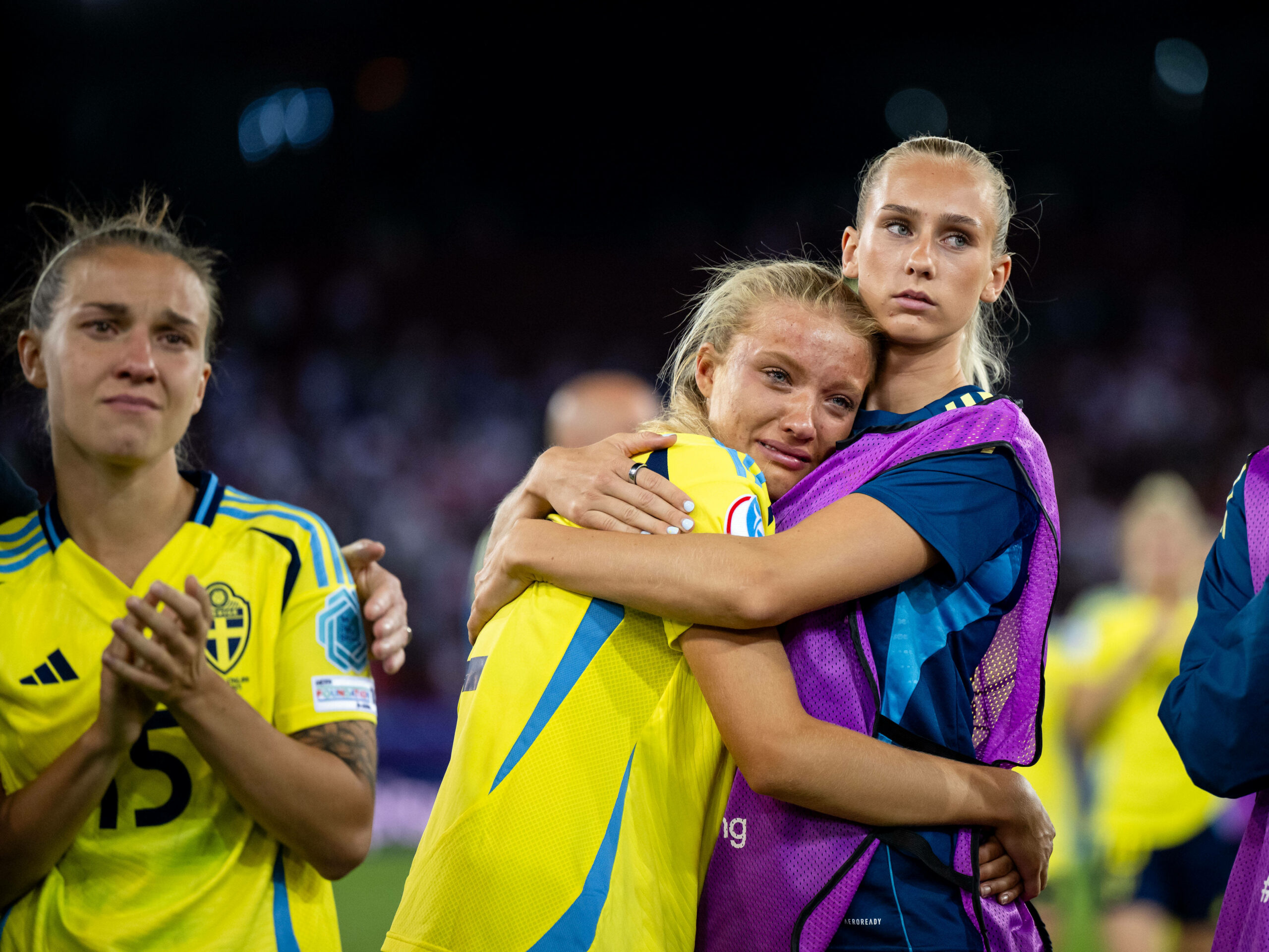 Smilla Holmberg wird von ihren Mitspielerinnen getröstet