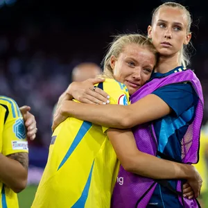 Smilla Holmberg wird von ihren Mitspielerinnen getröstet