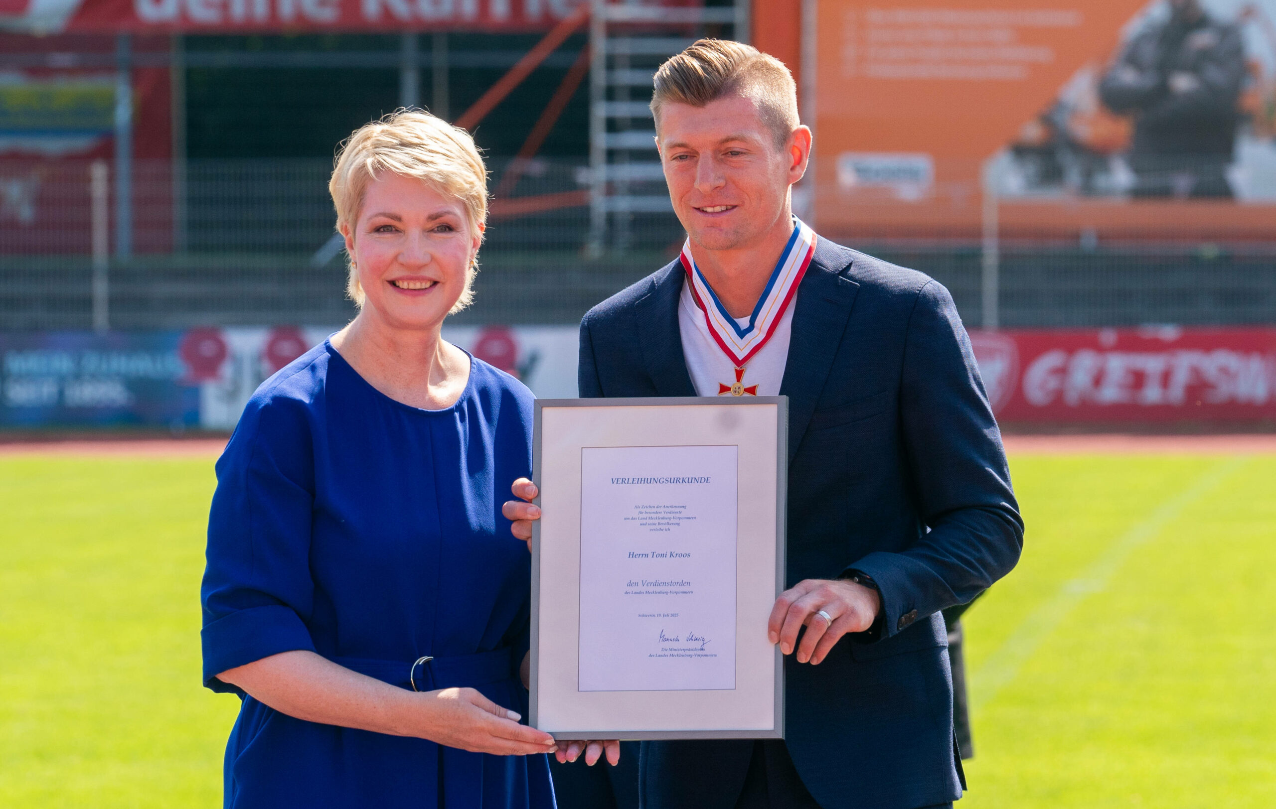 Toni Kroos mit Ministerpräsidentin Manuela Schwesig