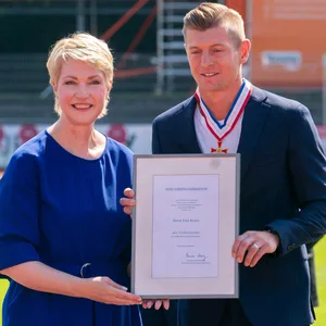 Toni Kroos mit Ministerpräsidentin Manuela Schwesig