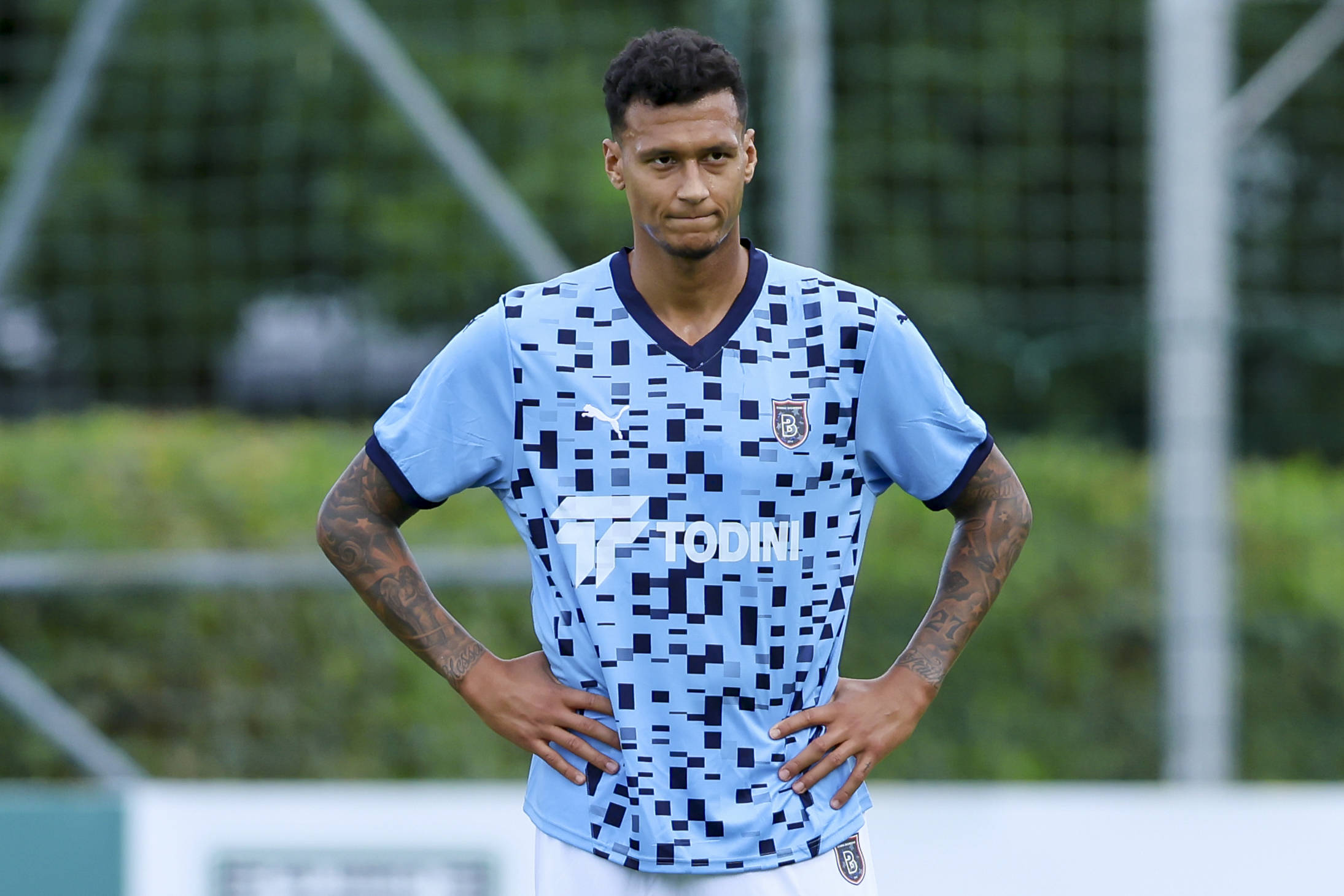 Davie Selke stützt auf dem Platz die Hände in die Hüften