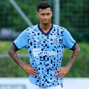 Davie Selke stützt auf dem Platz die Hände in die Hüften