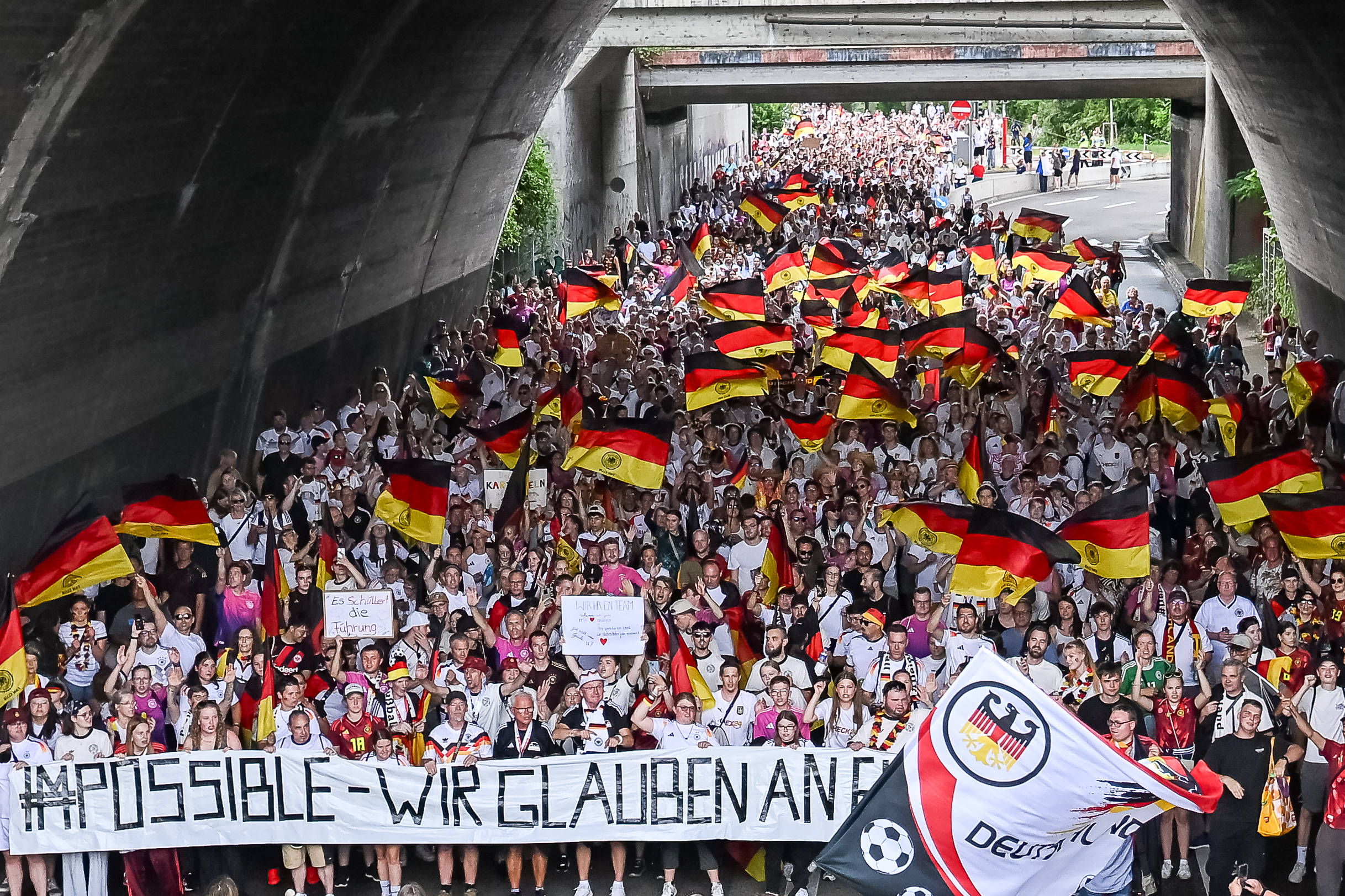 Deutscher Fan-Walk vor dem EM-Viertelfinale in Basel