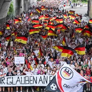 Deutscher Fan-Walk vor dem EM-Viertelfinale in Basel