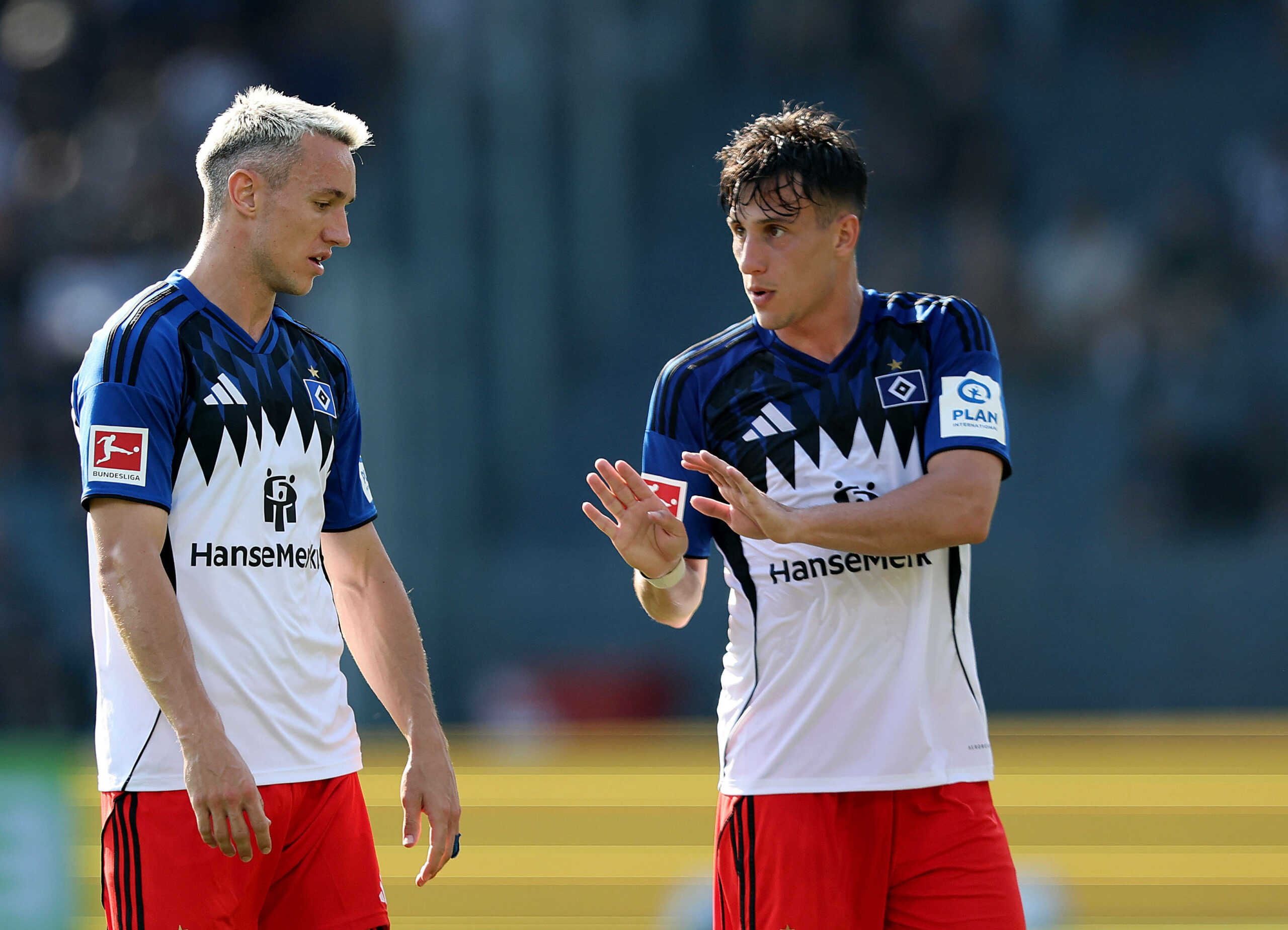 Nicolás Capaldo gibt Silvan Hefti bei seinem HSV-Debüt in Graz Anweisungen