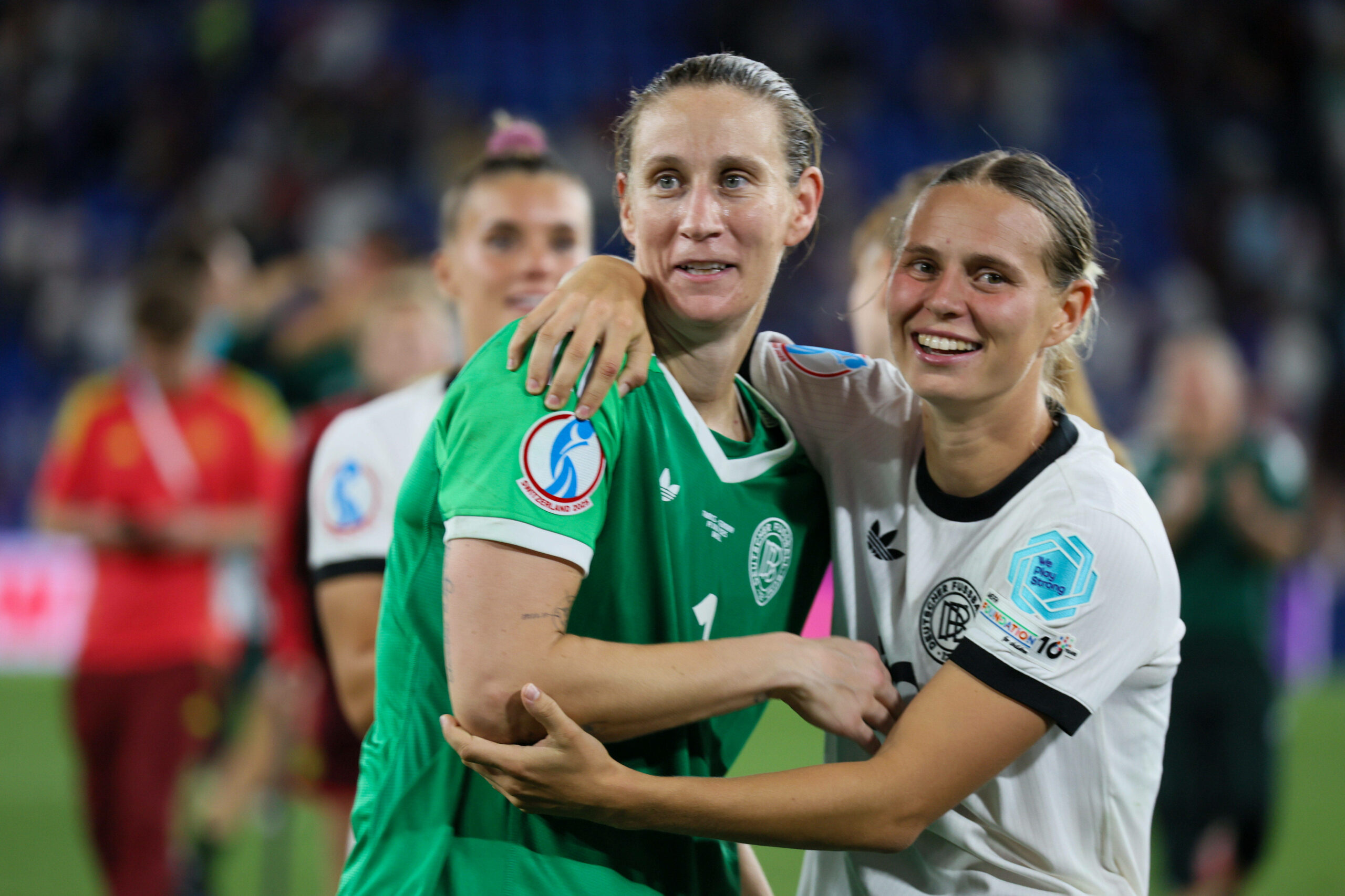 Klara Bühl umarmt Ann-Katrin Berger