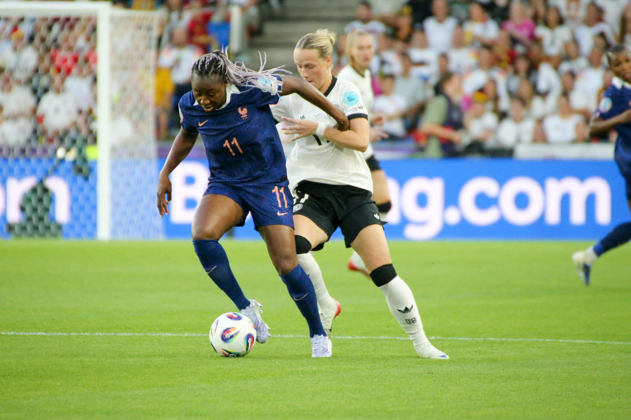 Franziska Kett (r.) im Zweikampf mit Frankreichs Star-Außenspielerin Kadidiatou Diani