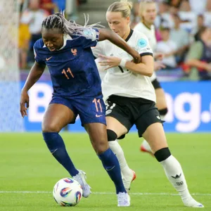 Franziska Kett (r.) im Zweikampf mit Frankreichs Star-Außenspielerin Kadidiatou Diani
