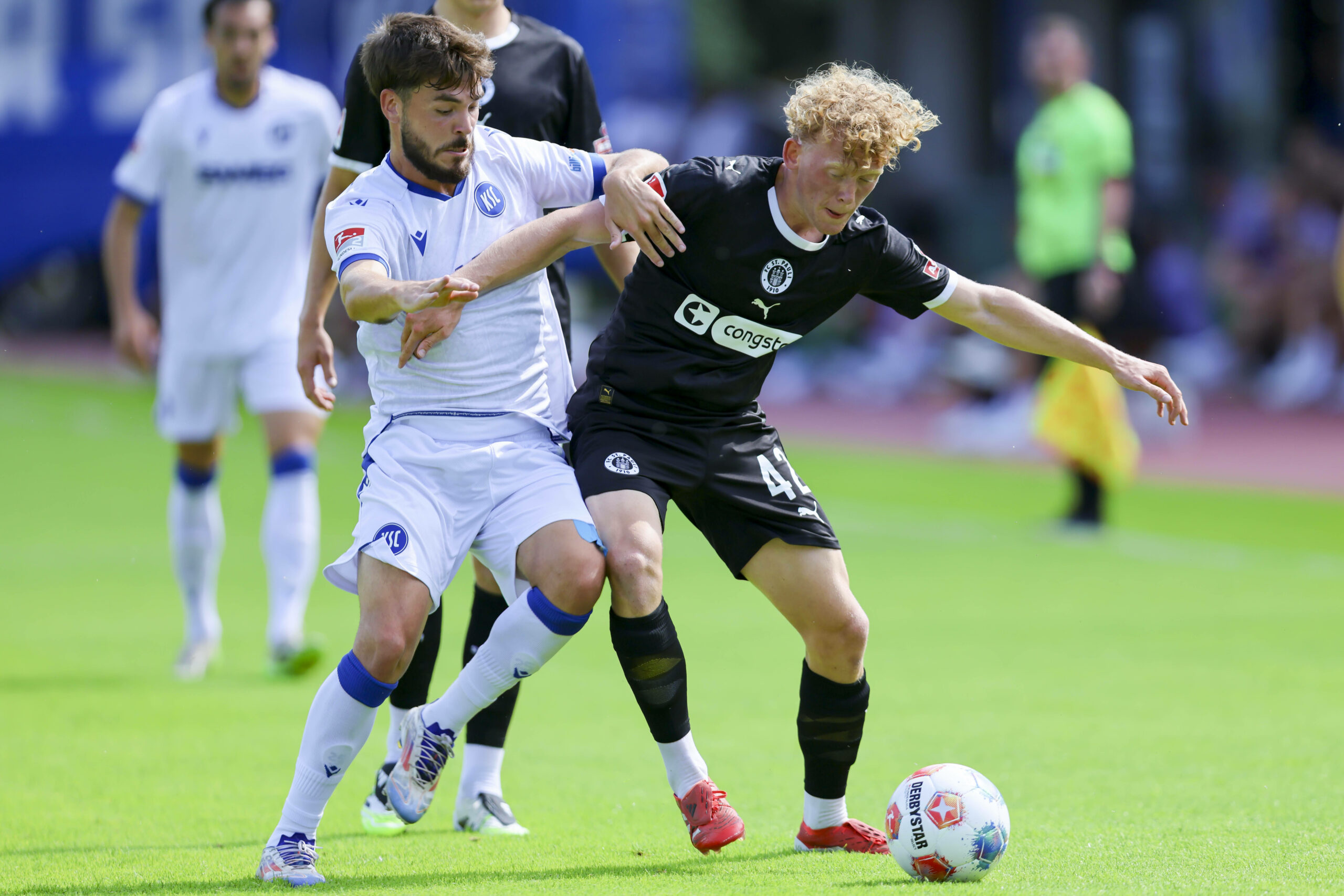 St. Pauli-Youngster Marwin Schmitz im Duell mit Lilian Egloff