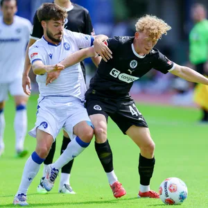 St. Pauli-Youngster Marwin Schmitz im Duell mit Lilian Egloff