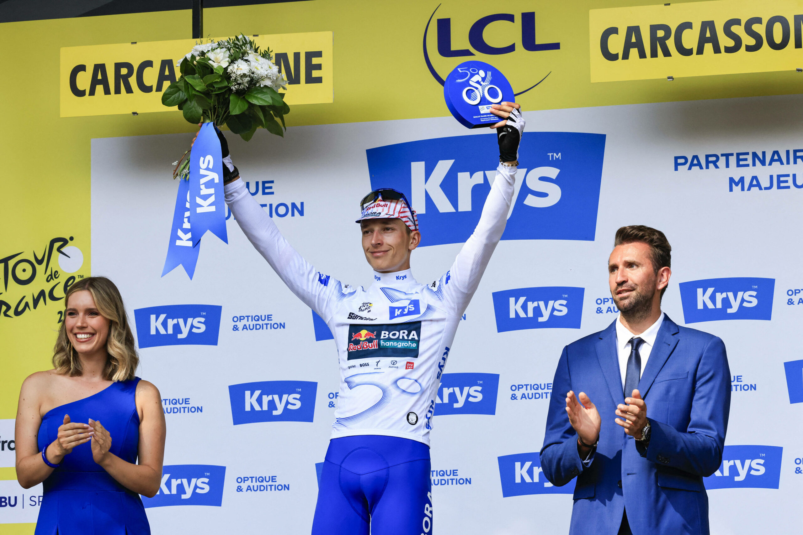 Florian Lipowitz (2.v.r.) feiert den dritten Platz auf der 15.Etappe der Tour de France