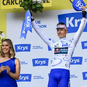 Florian Lipowitz (2.v.r.) feiert den dritten Platz auf der 15.Etappe der Tour de France