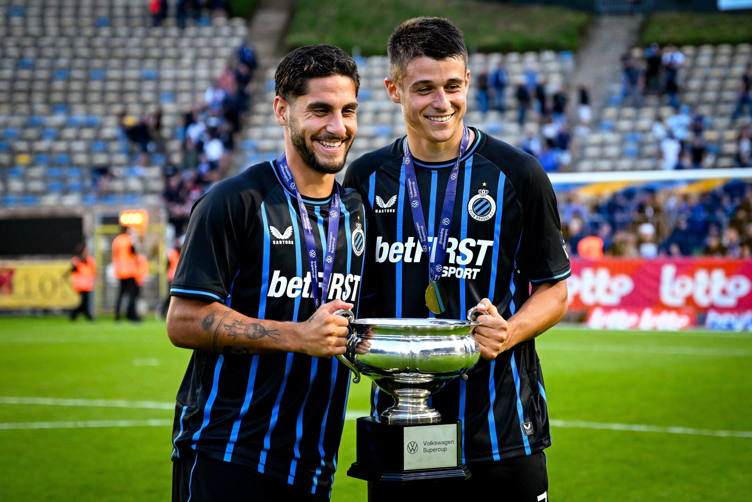 Ludovit Reis und Nicolo Tresoldi mit der Supercup-Trophäe