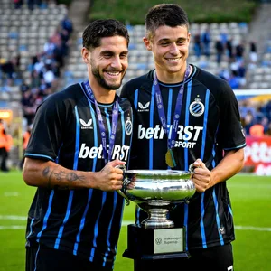 Ludovit Reis und Nicolo Tresoldi mit der Supercup-Trophäe