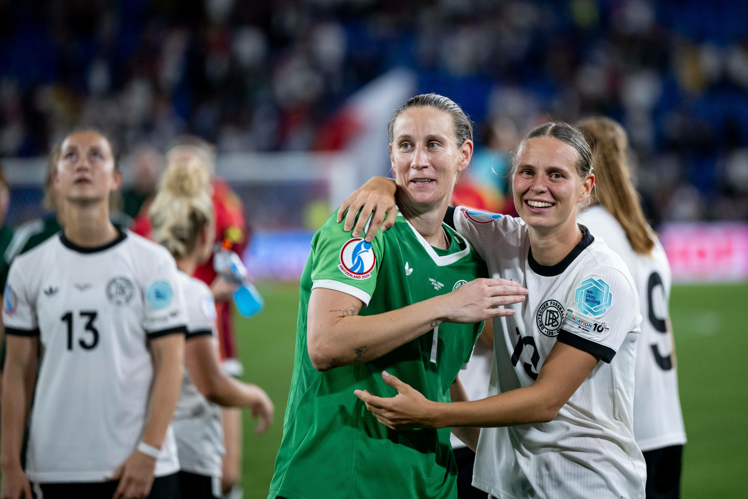 Ann-Kathrin Berger feiert mit Klara Bühl den Halbfinal-Einzug.