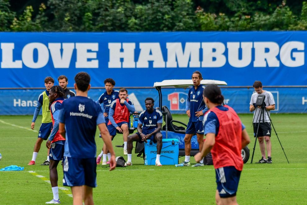Otto Stange, Alexander Røssing-Lelesiit, Lukasz Poreba, Bakery Jatta und Yussuf Poulsen schauen am Rand bei einem Trainingsspiel zu