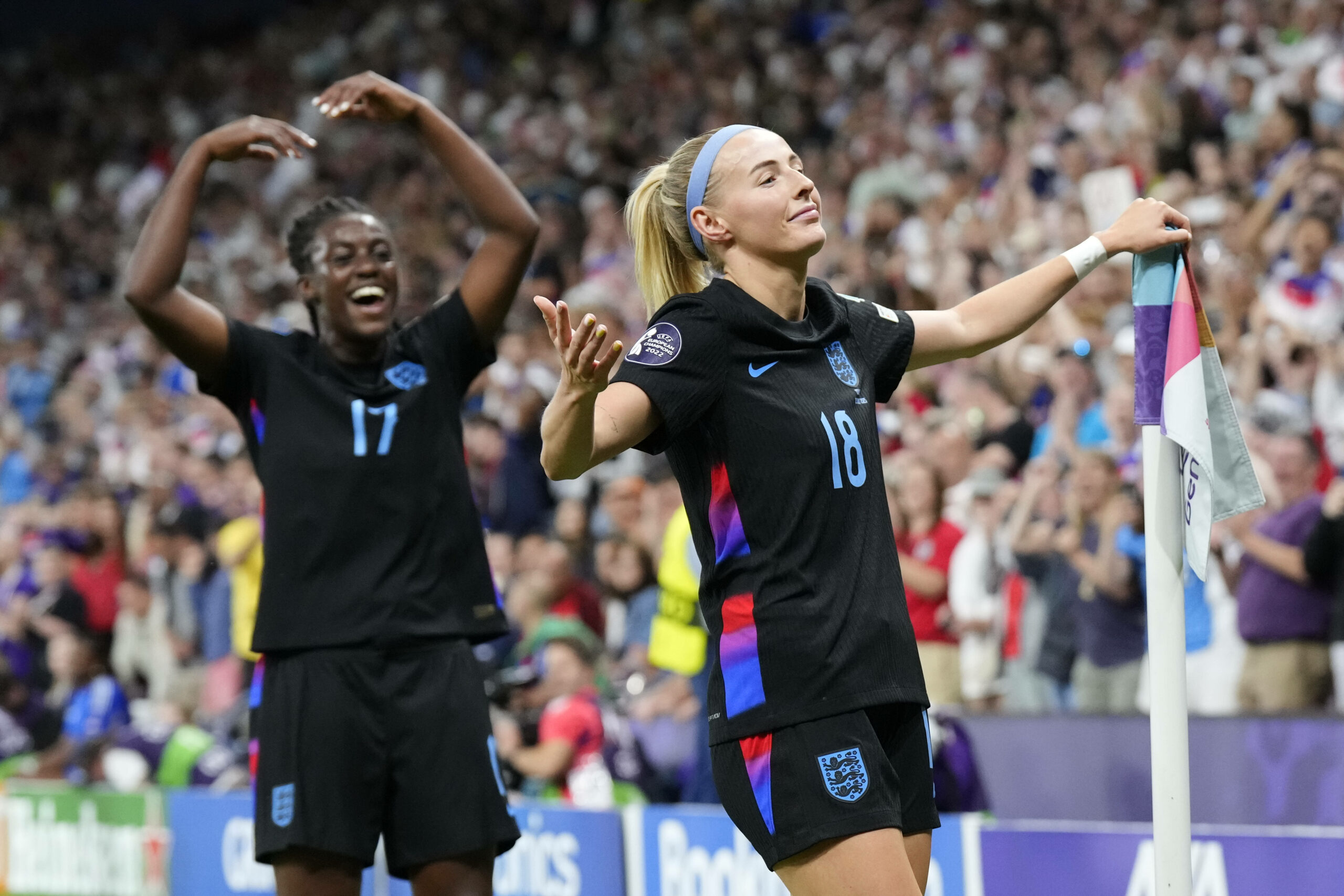 Englands Michelle Agyemang und Chloe Kelly jubeln im EM-Halbfinale gegen Italien