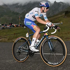Florian Lipowitz legt sich in eine Kurve beim Anstieg zum Col de la Loze.