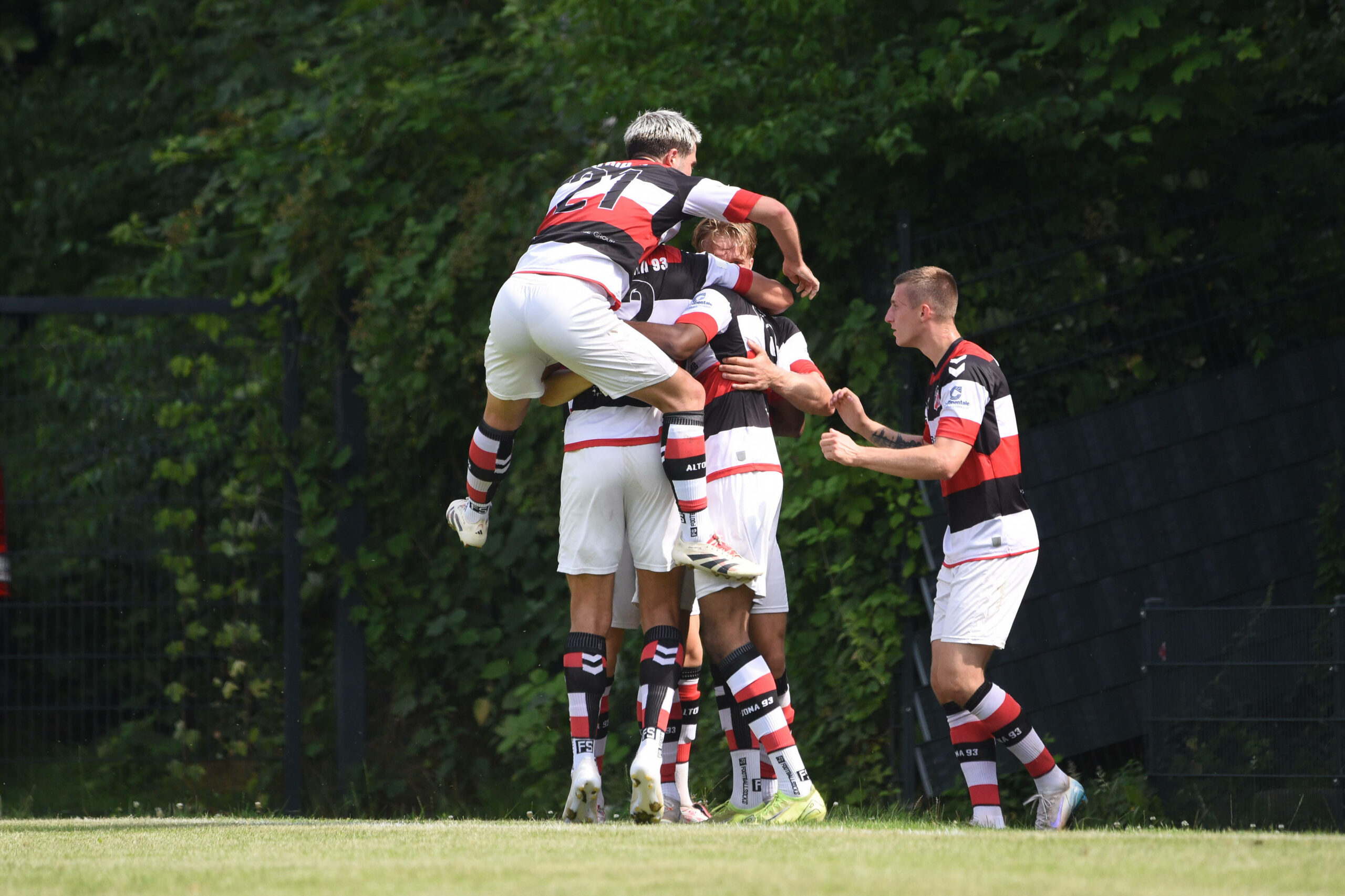 Altona 93 bejubelt den Sieg gegen Norderstedt zum Auftakt der Regionalliga-Saison