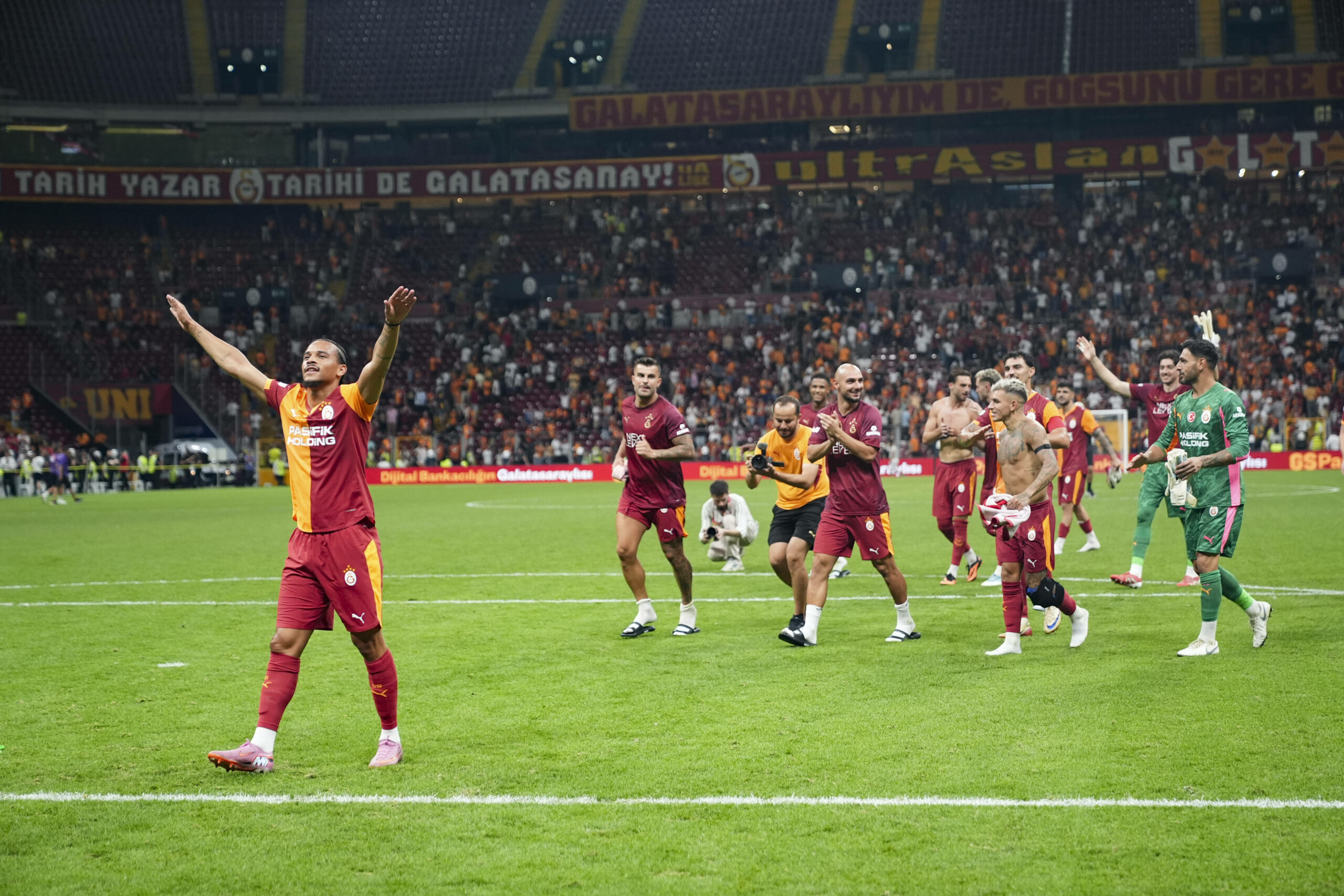 Leroy Sané lässt sich von den Galatasaray-Fans feiern
