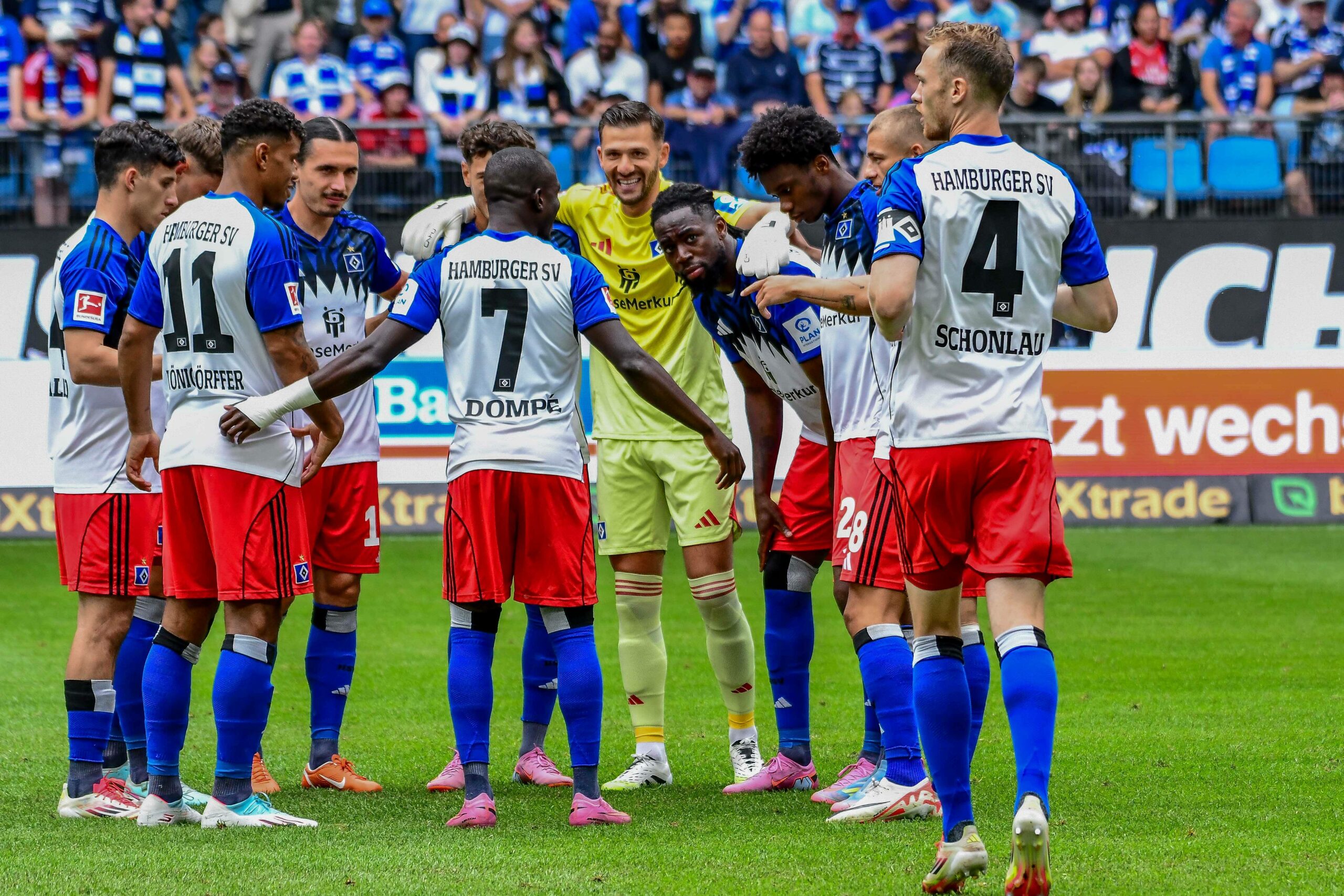 HSV-Mannschaftskreis vor dem Testspiel gegen Lyon im Volkspark