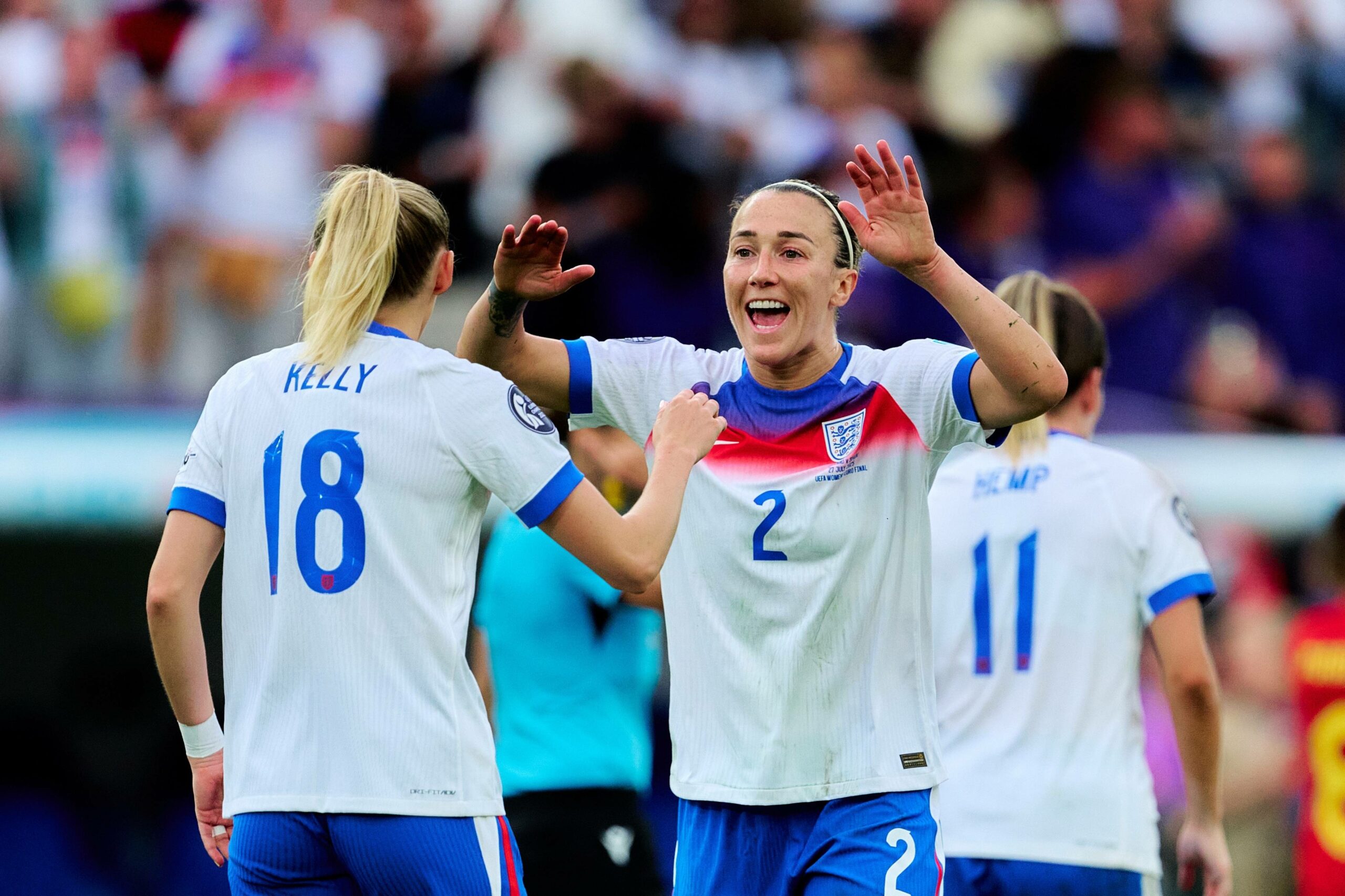 Chloe Kelly und Lucy Bronze zelebrieren