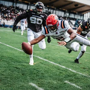 Jaylen Tregle bei einem Tackle für die Hamburg Sea Devils