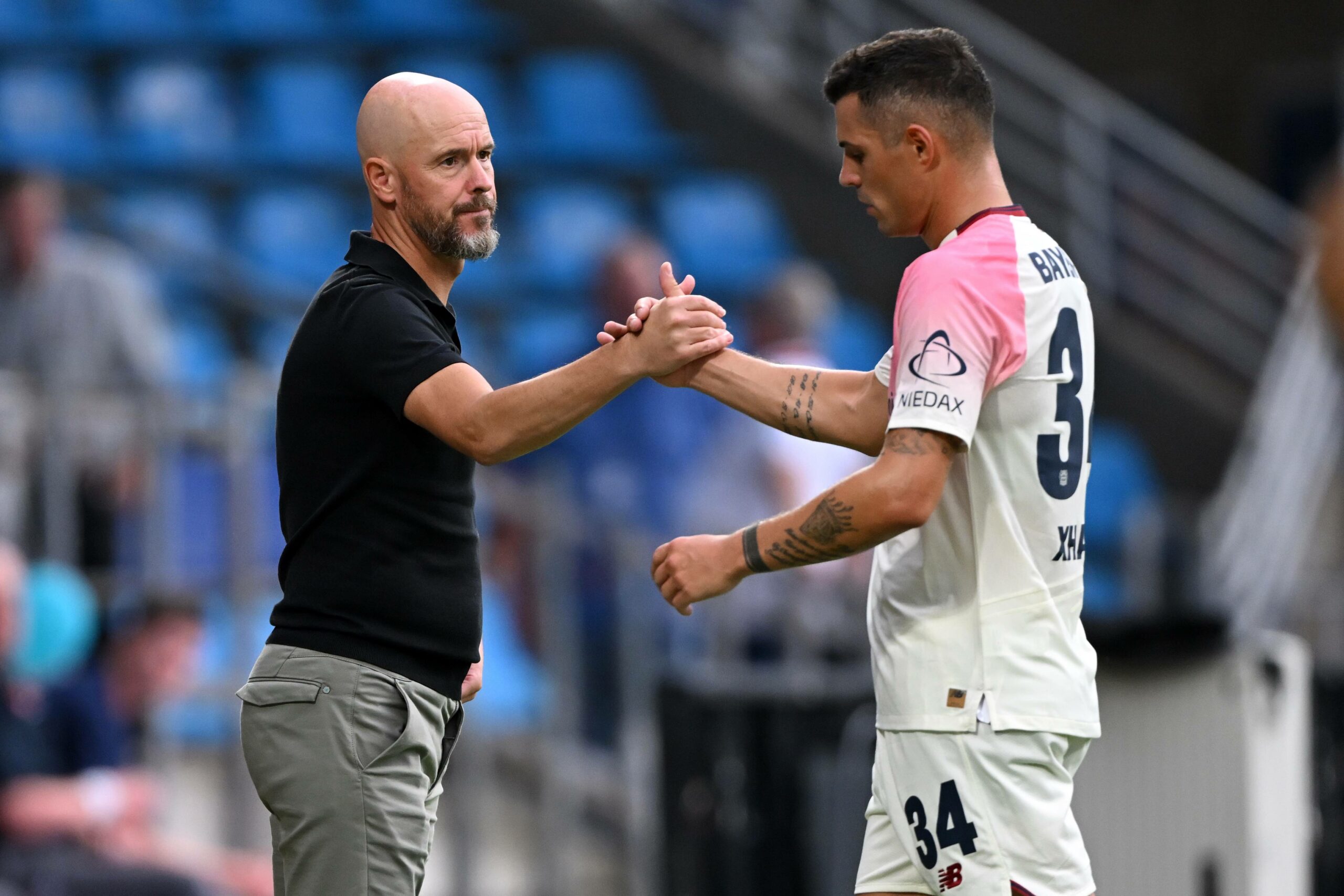 Erik Ten Hag (l.) klatscht mit Granit Xhaka ein