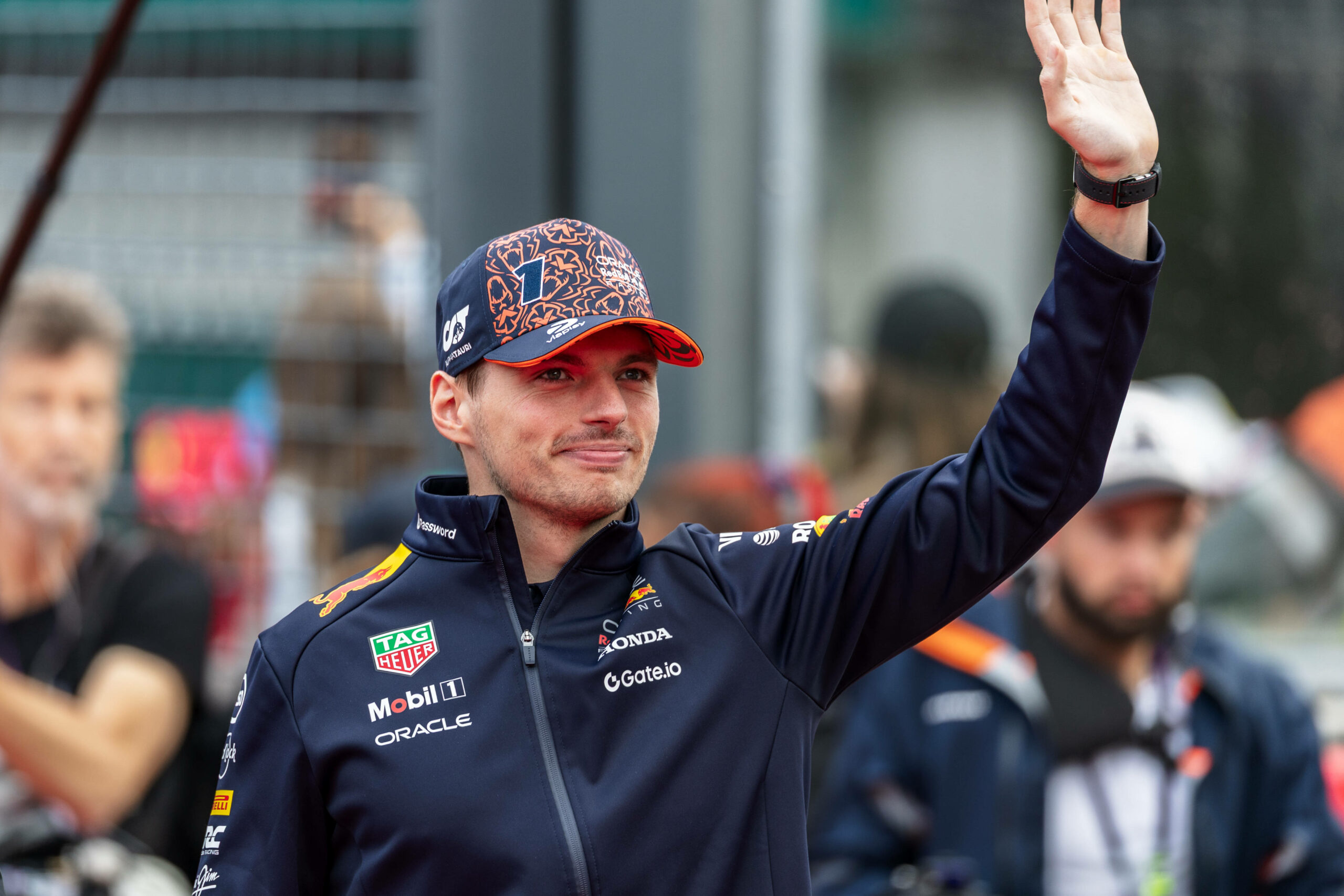 Max Verstappen mit einem Handgruß an seine Fans