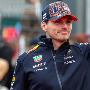 Max Verstappen mit einem Handgruß an seine Fans