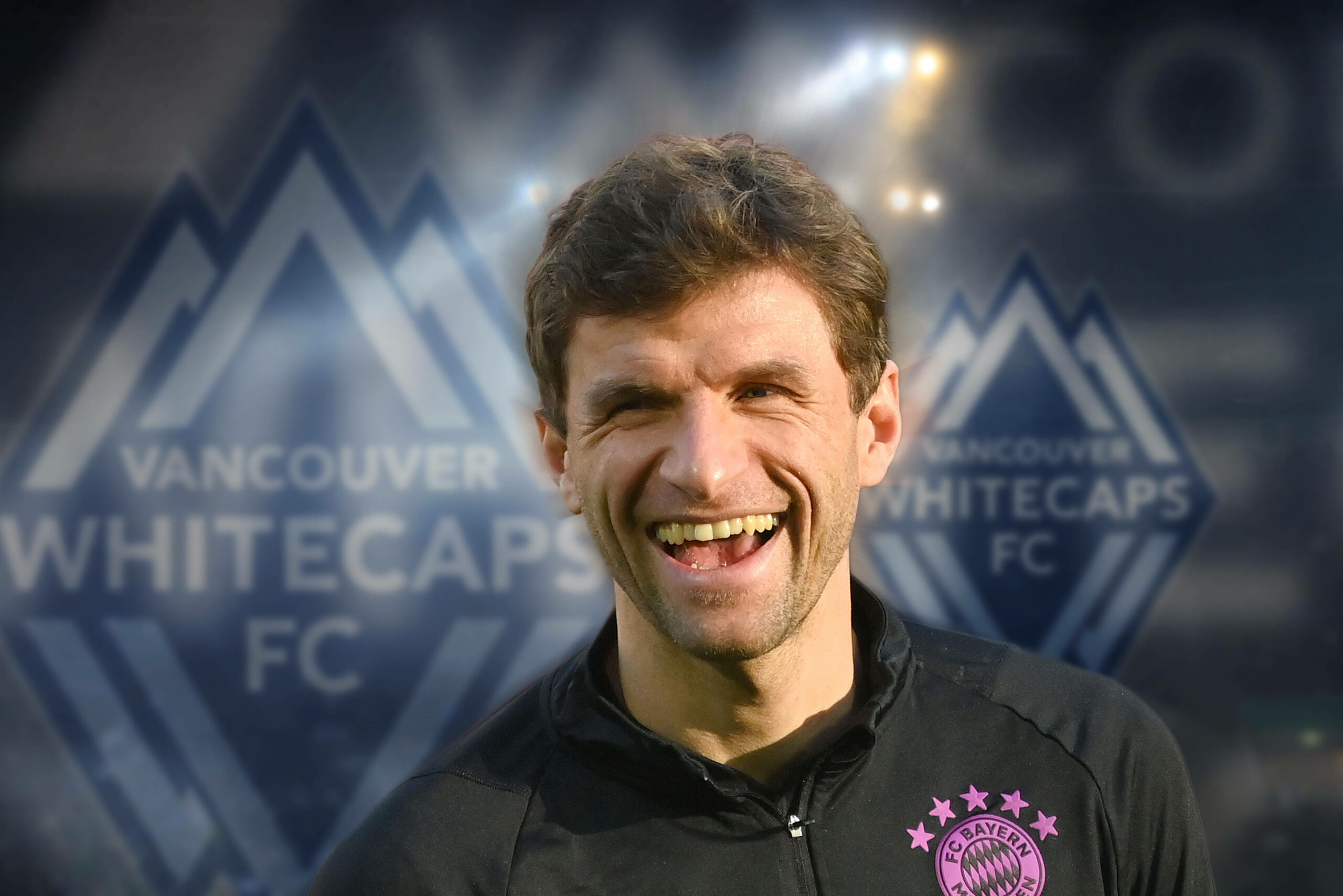 Thomas Müller vor Vancouver-Logo