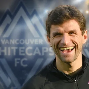 Thomas Müller vor Vancouver-Logo