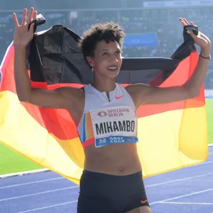 Malaika Mihambo jubelt beim ISTAF in Berlin mit deutscher Fahne.