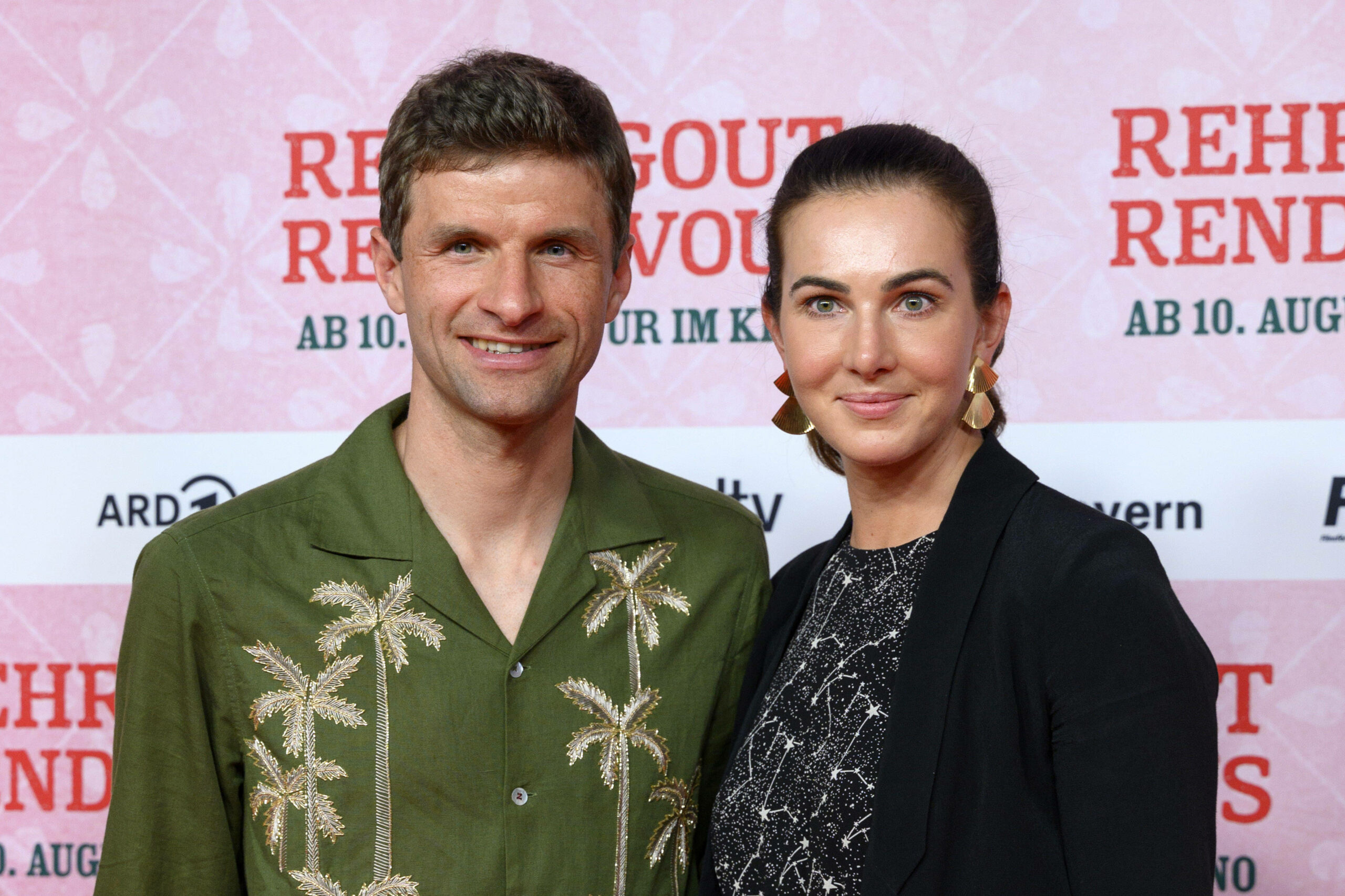 Fußballer Thomas Müller mit Ehefrau Lisa Müller bei der Premiere des Kinofilms Rehragout-Rendezvous im Mathäser Filmpala