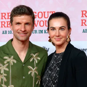 Fußballer Thomas Müller mit Ehefrau Lisa Müller bei der Premiere des Kinofilms Rehragout-Rendezvous im Mathäser Filmpala
