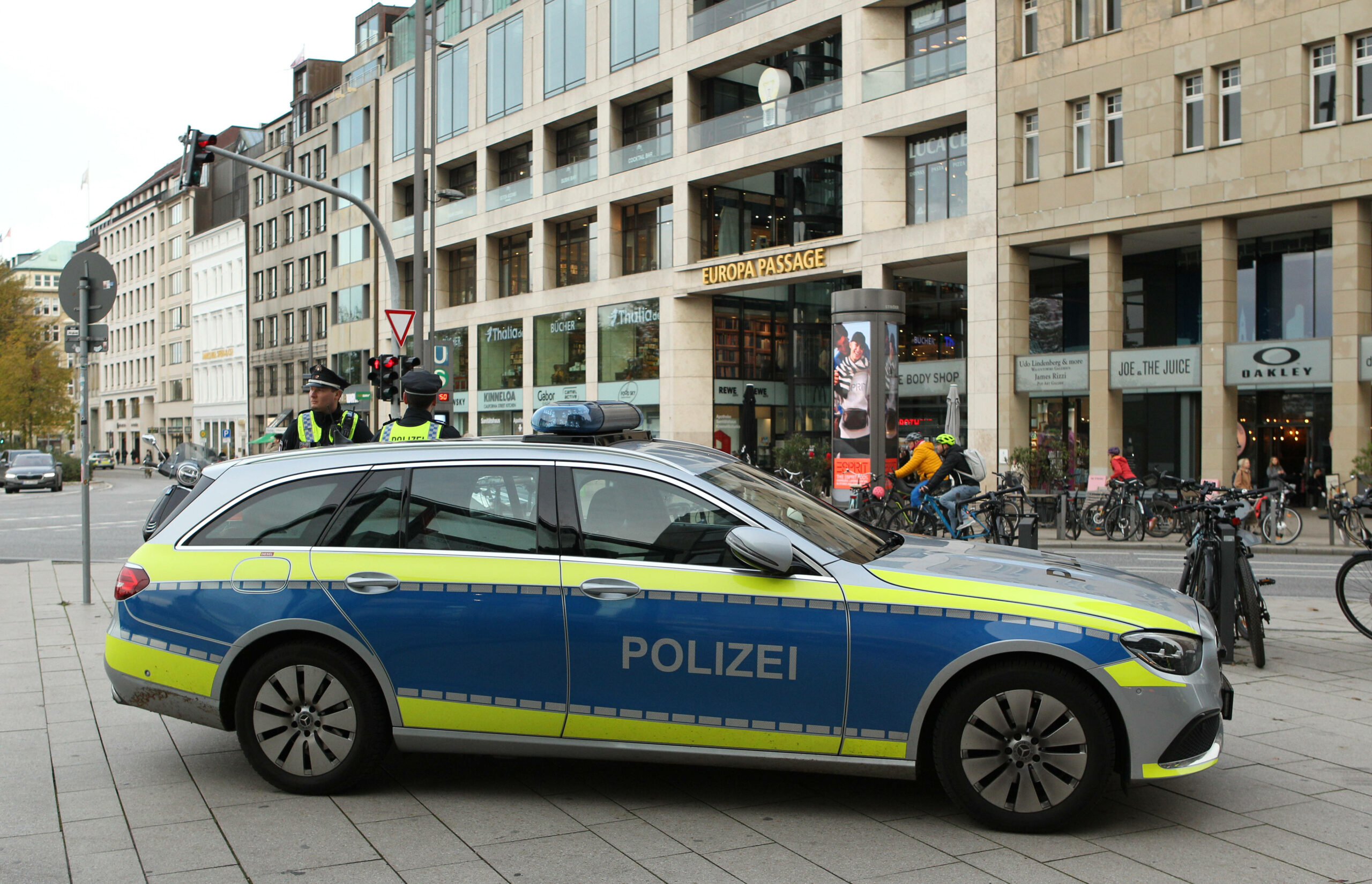 Ein Polizeiauto am Jungfernstieg (Symbolbild)