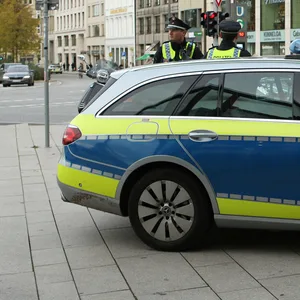 Ein Polizeiauto am Jungfernstieg (Symbolbild)