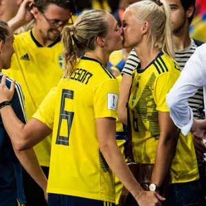 Magdalena Eriksson küsst ihre Freundin Pernille Harder