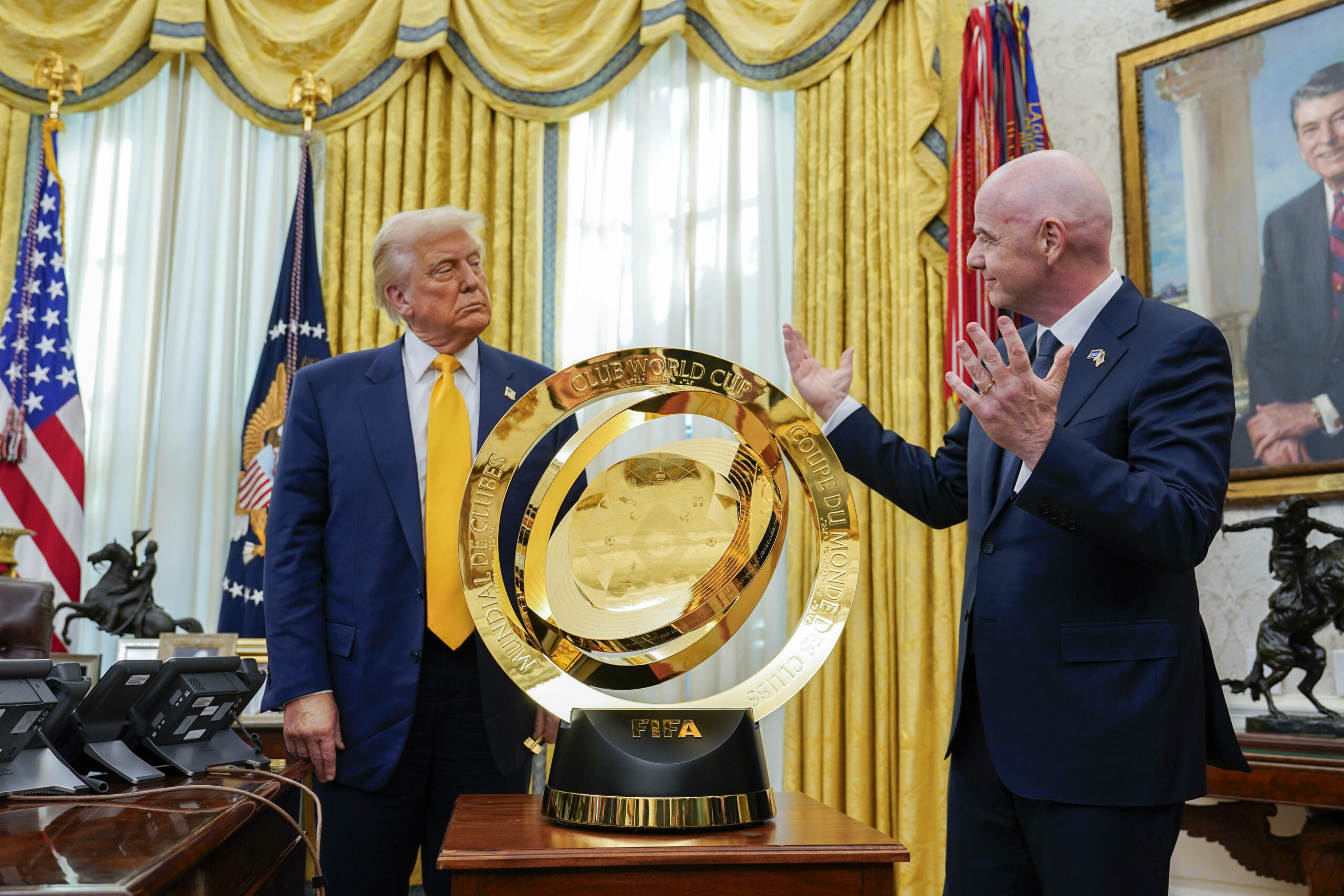 Fifa-Präsident Gianni Infantino (r.) stellt die Trophäe der Klub-WM, dem US-Präsidenten vor