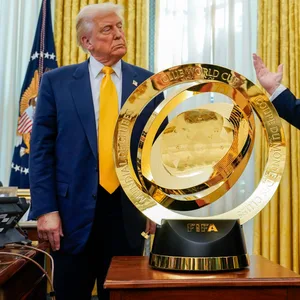 Fifa-Präsident Gianni Infantino (r.) stellt die Trophäe der Klub-WM, dem US-Präsidenten vor