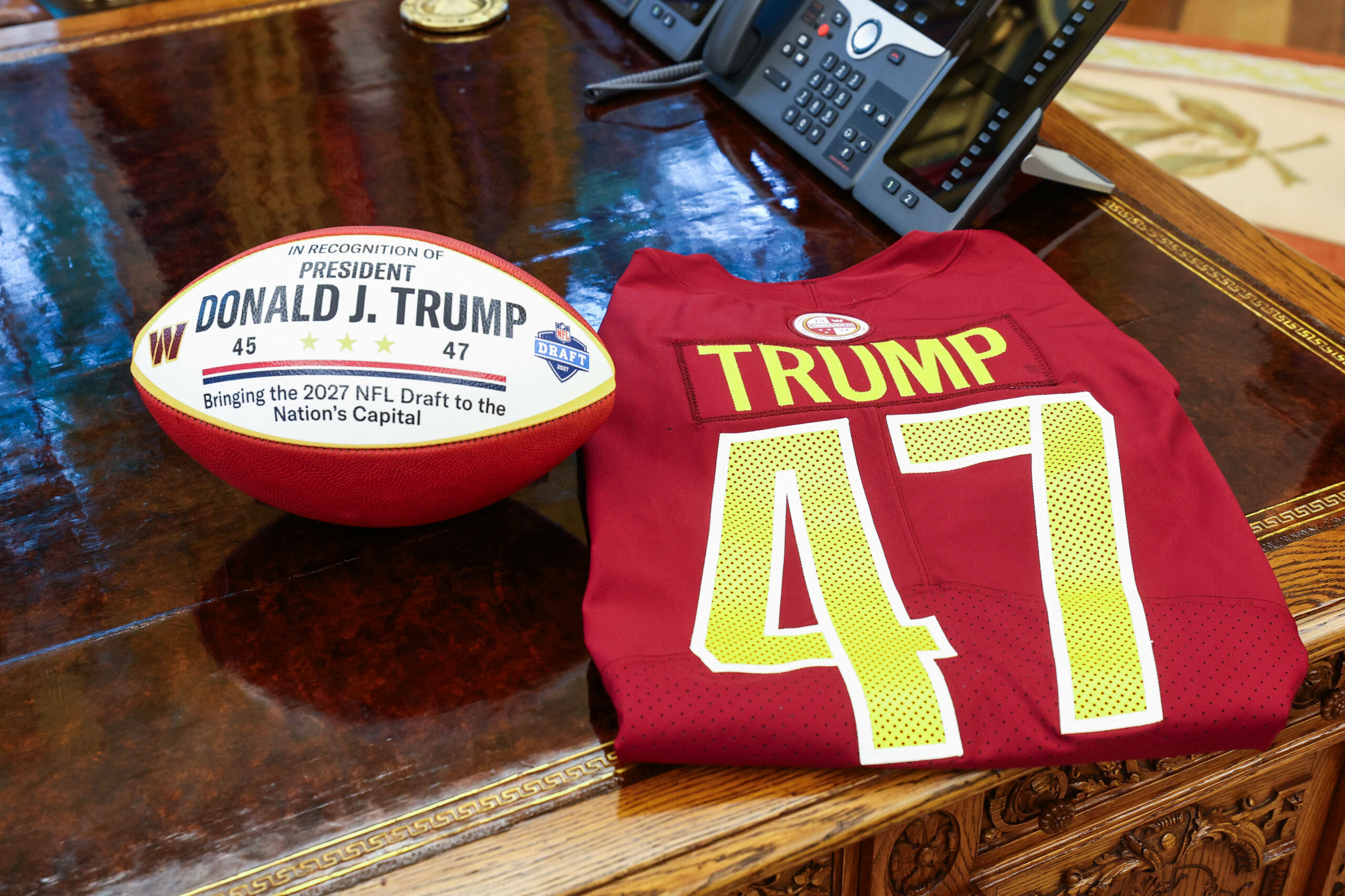 Ein NFL-Trikot mit Ball für Donald Trump liegt im Oval Office auf dem Schreibtisch des Präsidenten
