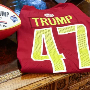 Ein NFL-Trikot mit Ball für Donald Trump liegt im Oval Office auf dem Schreibtisch des Präsidenten