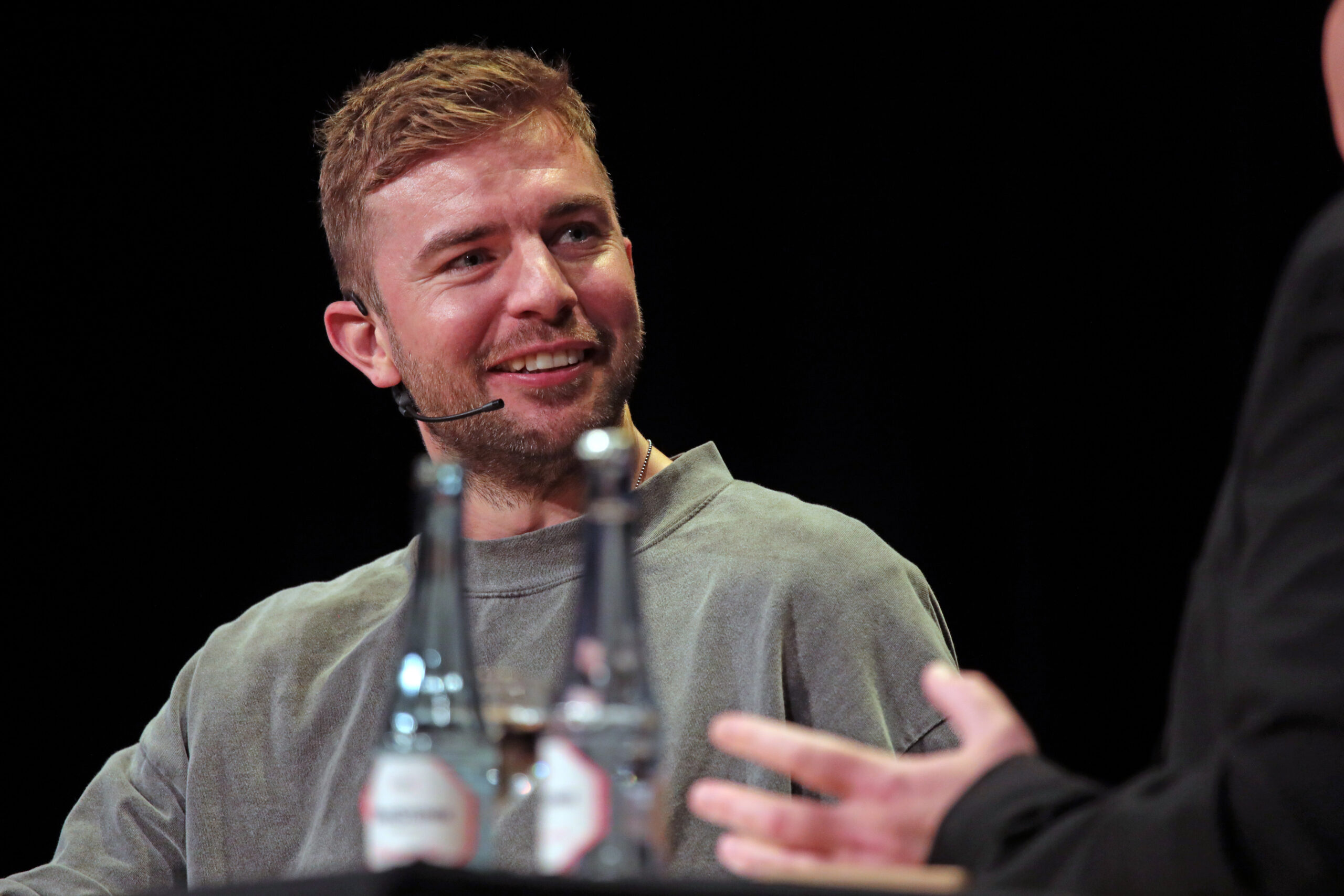 Christoph Kramer lächelt bei seiner Buchvorstellung