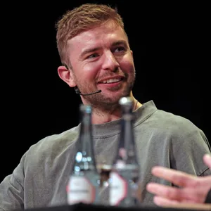 Christoph Kramer lächelt bei seiner Buchvorstellung