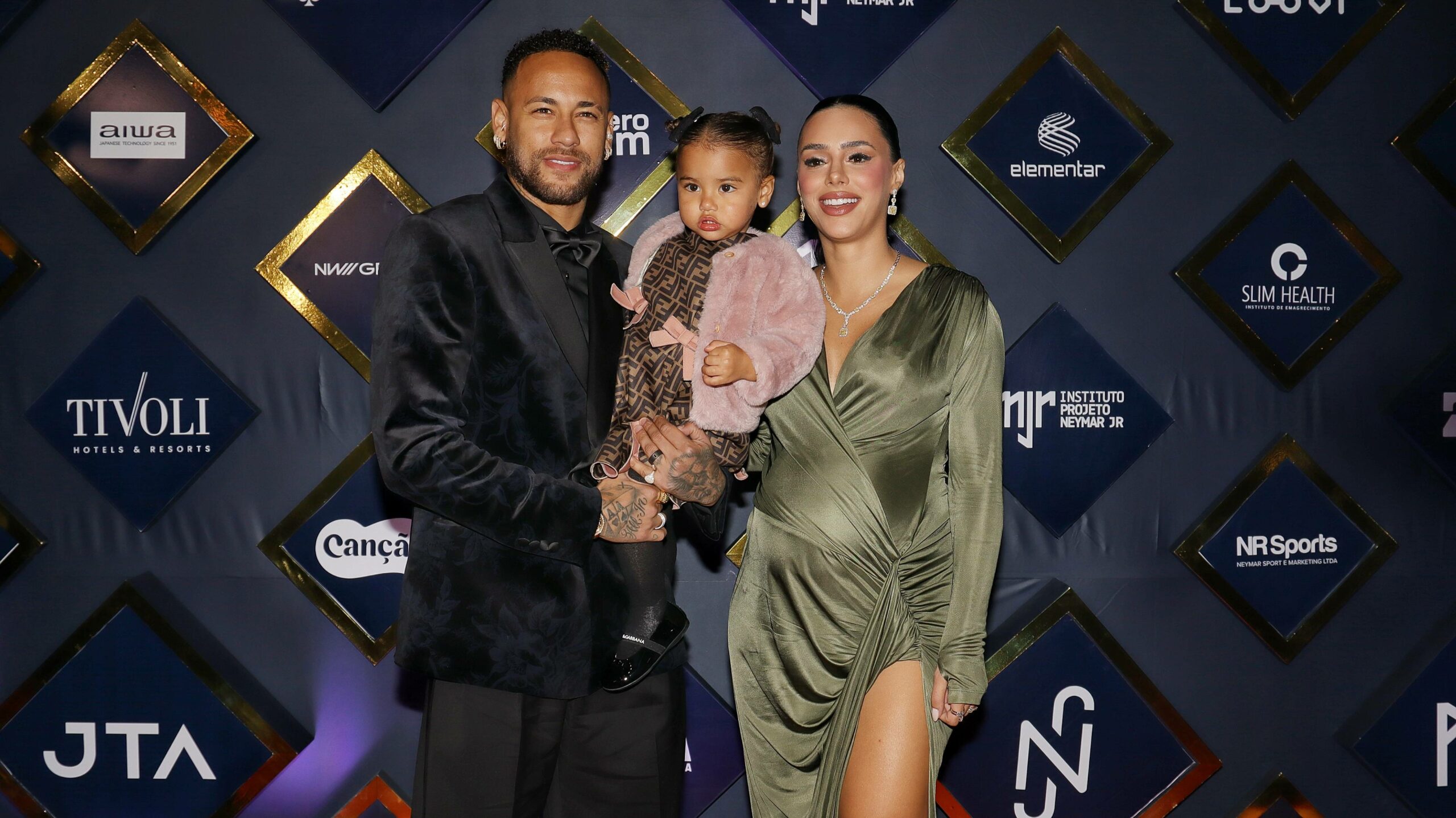 Neymar mit Kind und seiner Freundin Bruna Biancardi