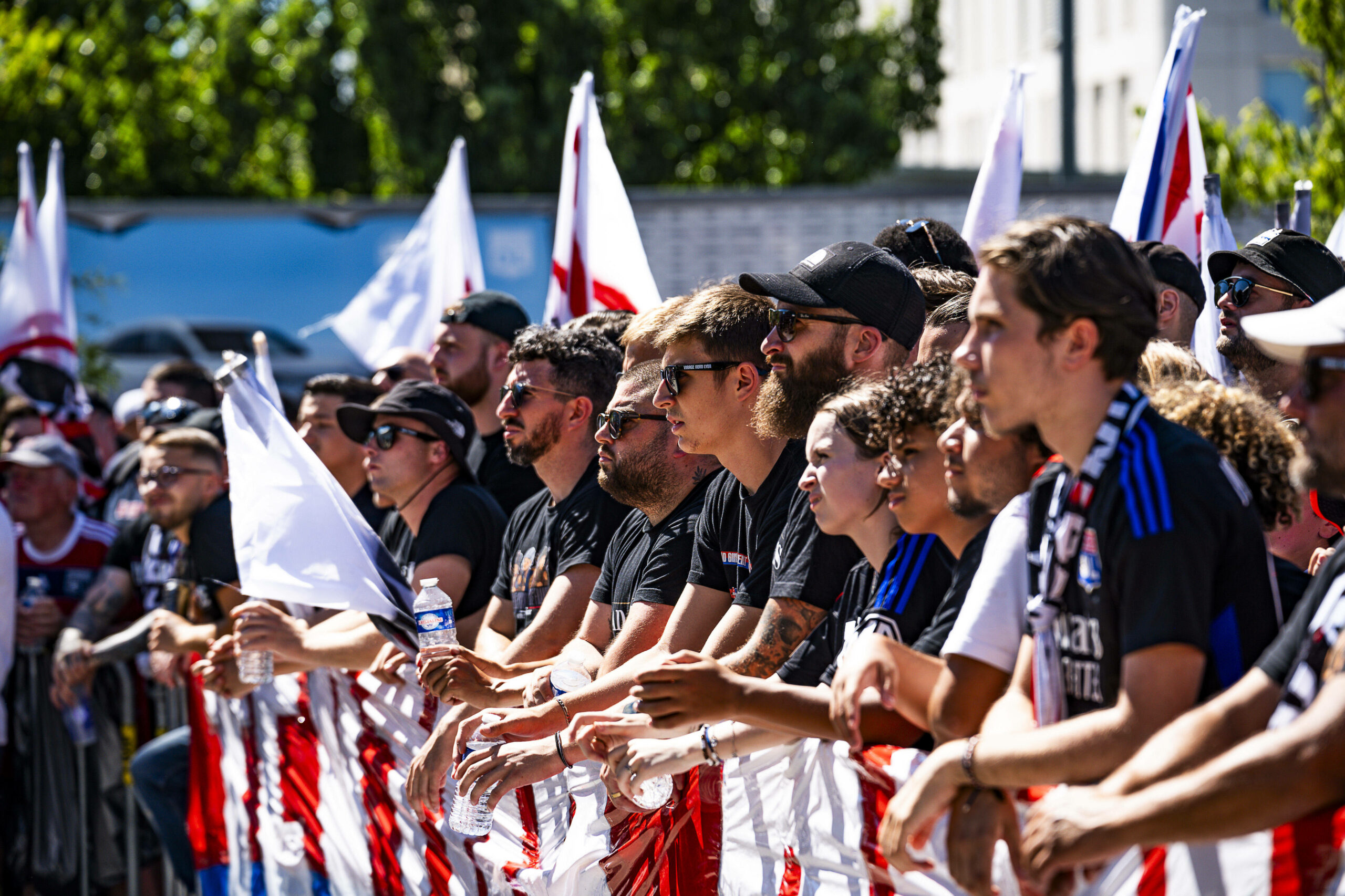 Nach dem Zwangsabstieg gingen zahlreiche Lyon-Fans auf die Straße.