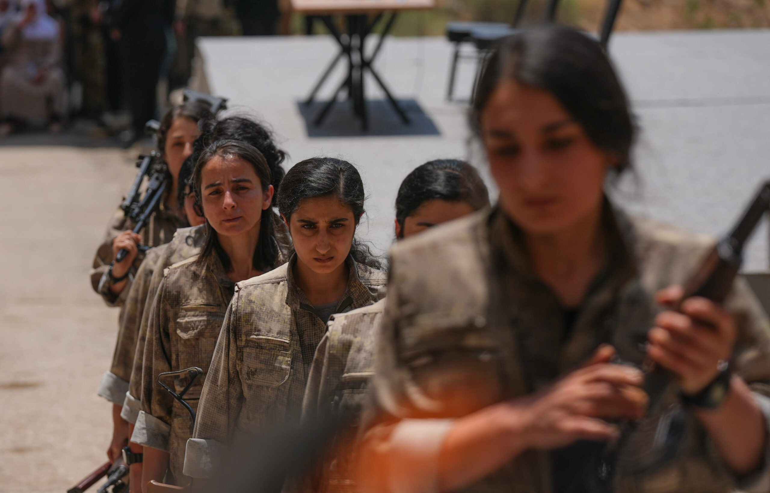 Frauen in Kampfuniform stehen in einer Reihe