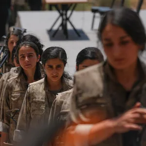 Frauen in Kampfuniform stehen in einer Reihe