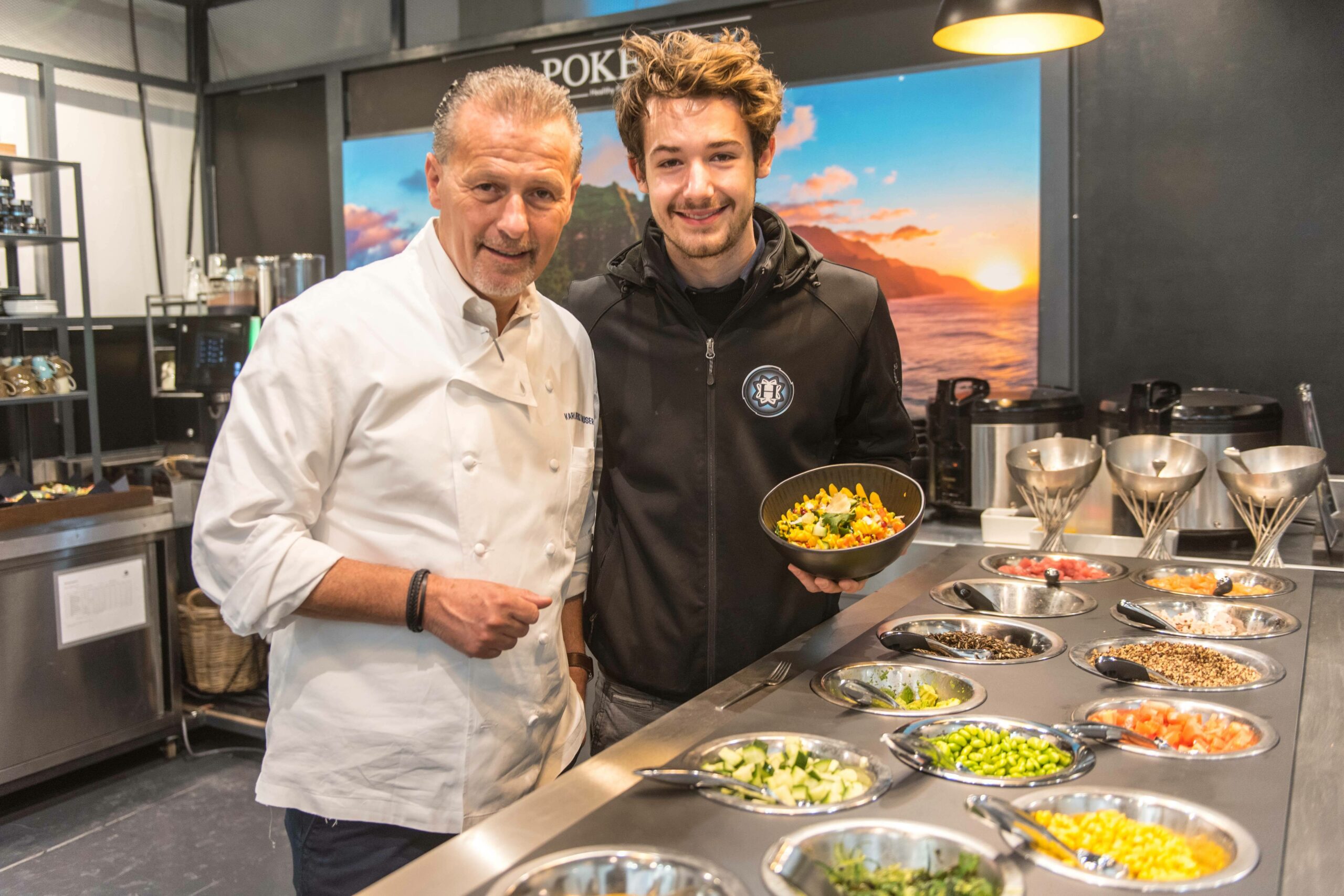 Karlheinz Hauser mit seinem Sohn Tom in ihrem Lokal Pokeyou im Jahr 2019